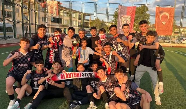 Alanyurtspor Altyapıda üçüncü şampiyonluğunu kazandı