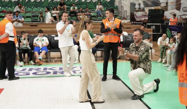 Bursaspor maçında sürpriz evlilik teklifi