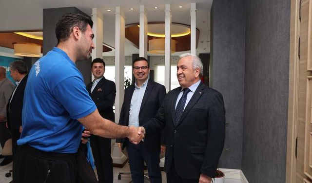 Nilüfer Hentbol Takımı’ndan Şadi Özdemir’e teşekkür ziyareti