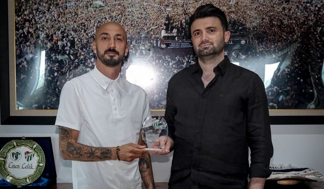 Bursaspor kaptan Ahmet İlhan Özek ile yollarını ayırdı
