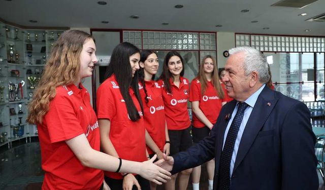 Şadi Özdemir’den U16 Kız Milli Takımı’na moral ziyareti