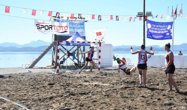 BUÜ Kadın Plaj Hentbol Takımı’ndan çifte şampiyonluk