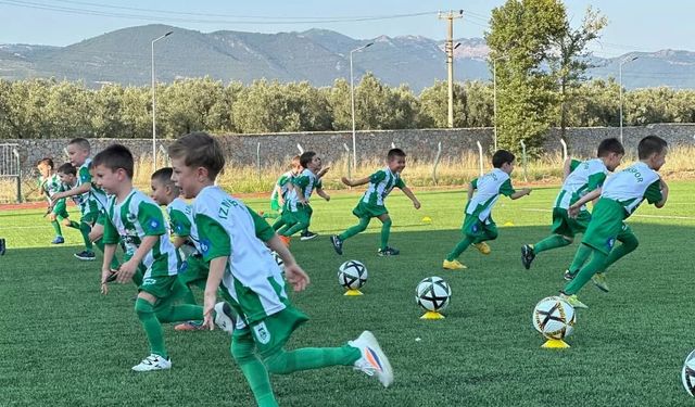 İznikspor Futbol Okulu’nda minikler sıcağa meydan okudu