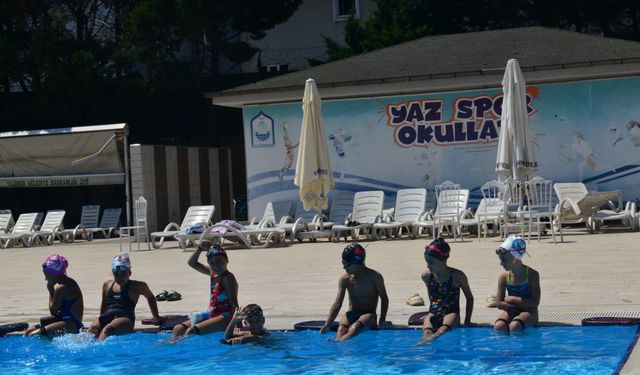 Yüzme öğreniyor yazın tadını çıkarıyorlar