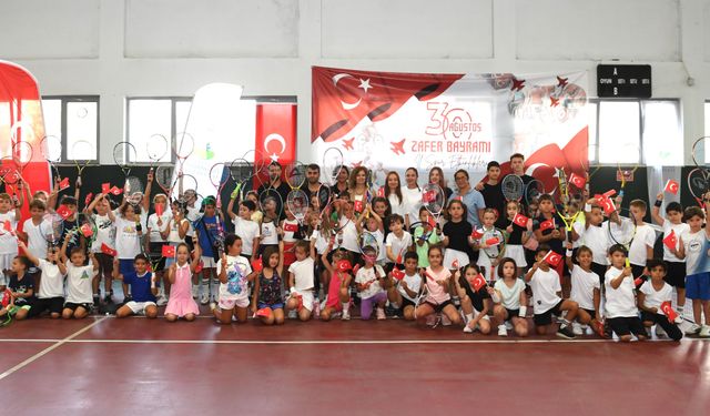 Osmangazi’de minik raketler kortta zafer için yarışıyor