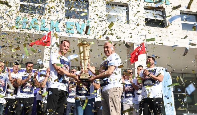 Şampiyonluk kupası Nilüfer’e coşku içinde getirildi