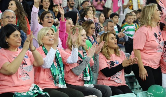 Bursa Büyükşehir’den pembe farkındalık: 100 kadın tribünde buluştu