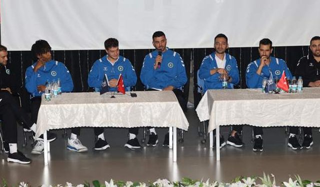 Bursa Büyükşehir Belediyesporlu voleybolcular öğrencilerle buluştu