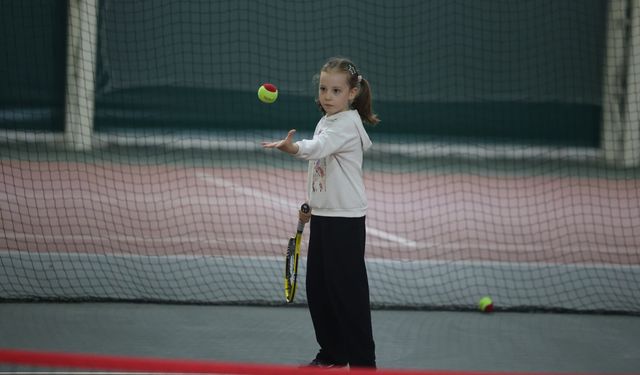 Kış Spor Okulları’nda ikinci dönem tamamlandı çocuklar sertifikalarını aldı