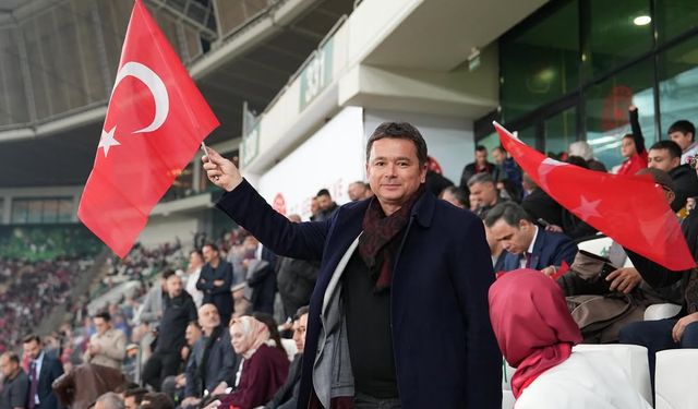 Erkan Aydın milli maçta engelli bireylerle tribünde buluştu