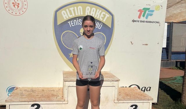 Osmangazili raket şampiyonluk kürsüsüne oturdu