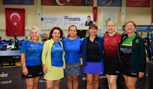 Bursa’da veteran masa tenisçileri ödüllerine kavuştu