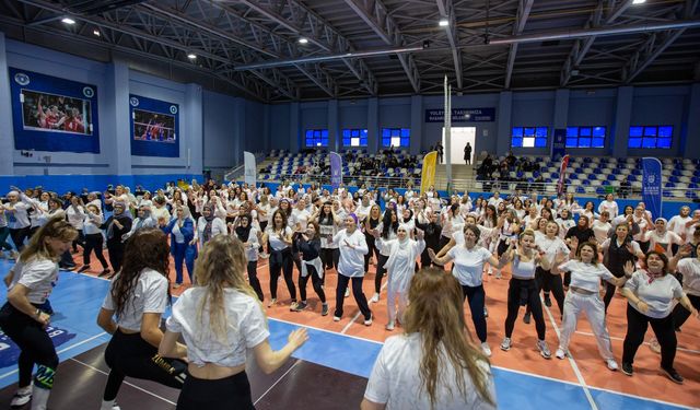 Bursada zumba derslerine binlerce kadın katıldı