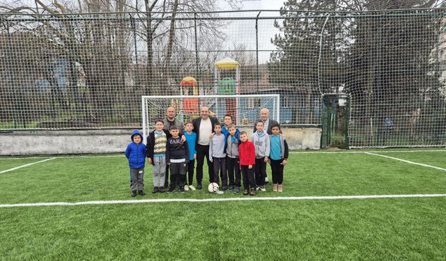 Büyükorhan’da halı saha baştan sona yenilendi