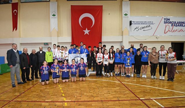 Osmangazide badminton heyecanı yıldızları buluşturdu