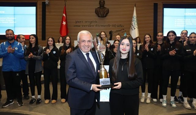 Nilüfer Belediyespor kupayı Şadi Özdemir’e sundu