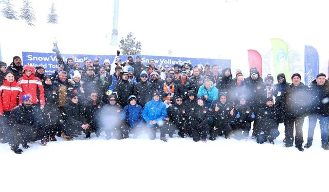 Uludağ’da kar voleybolu şöleni sona erdi