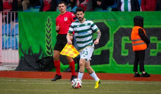 Bursaspor’da üç oyuncu kart sınırında