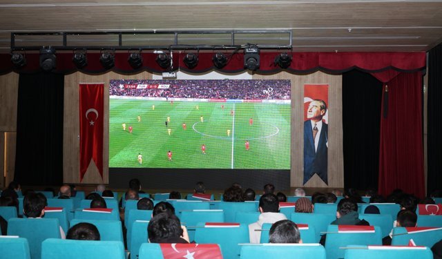 Osmangazi’de milli maç coşkusu dev ekrana taşındı