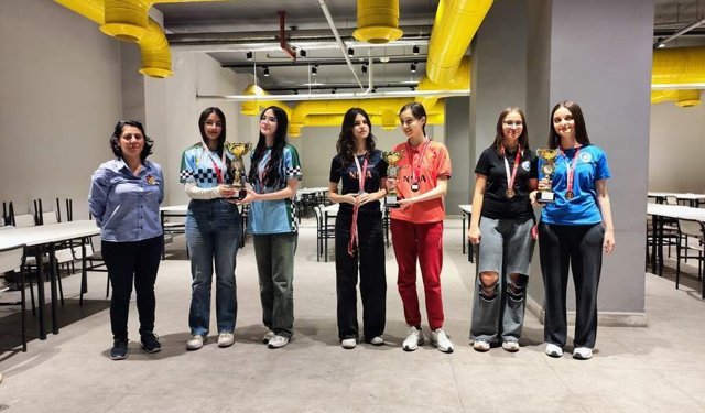 Küçük ve Yıldızların hamleleri Bursa’ya kupa getirdi