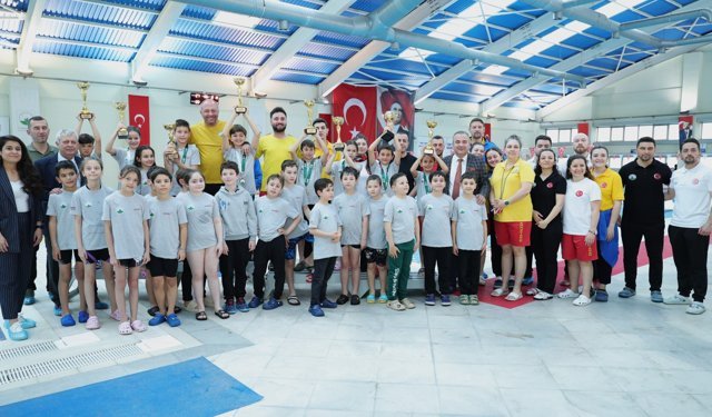 Osmangazi’de 23 Nisan coşkusu havuzda yaşandı