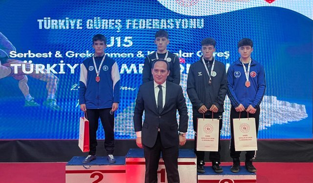 Bursa Büyükşehir’in genç güreşçilerinden madalya çıkarması