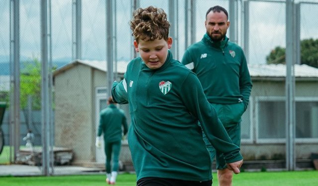 Özlüce’de çifte bayram: Minik Timsahlar sahaya indi