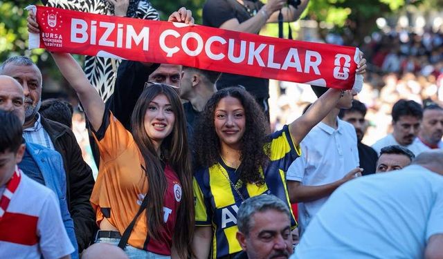 Binlerce Bursalı Orhangazi Meydanı’nda omuz omuza!