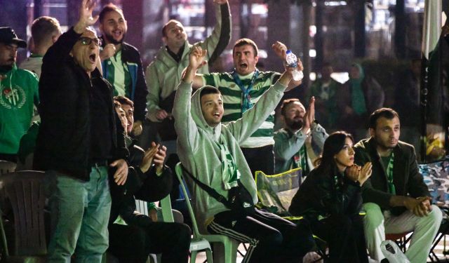 Yeşil-beyaz sevdalıları Osmangazi Meydanı'nda buluştu