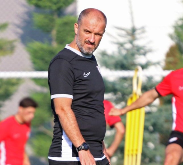 Bursaspor'un eski hocası Mustafa Er dikkatleri üzerine çekti