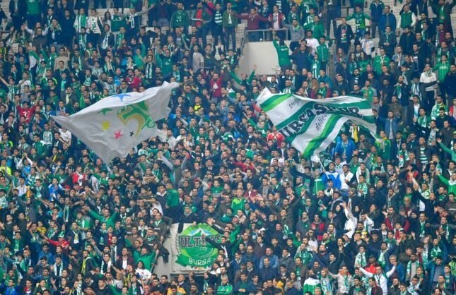 Mudanya’da şampiyonluk sessizliği: Taraftardan bayrak tepkisi!