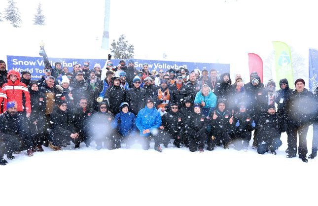 Uludağ’da kar voleybolu şöleni sona erdi