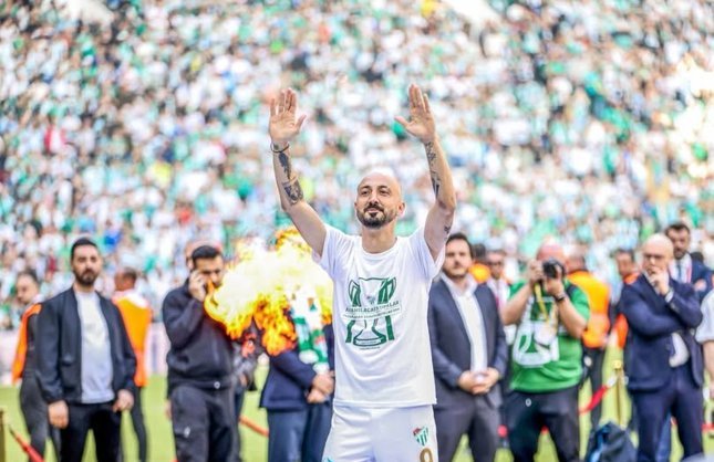 Eski Kaptan Ahmet İlhan Özek’ten vefalı şampiyonluk mesajı