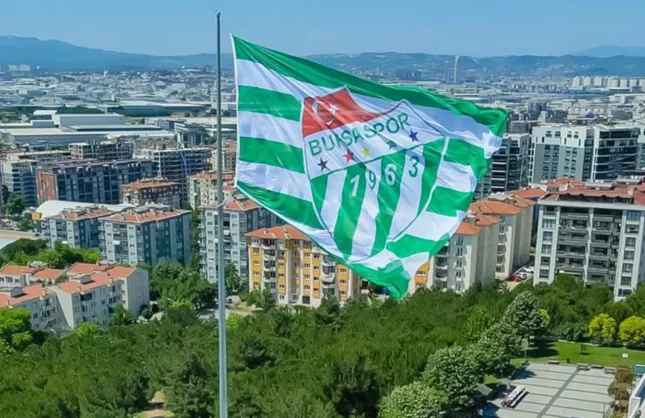 Bursa Büyükşehir Belediyesi şehri bayraklarla donatıyor