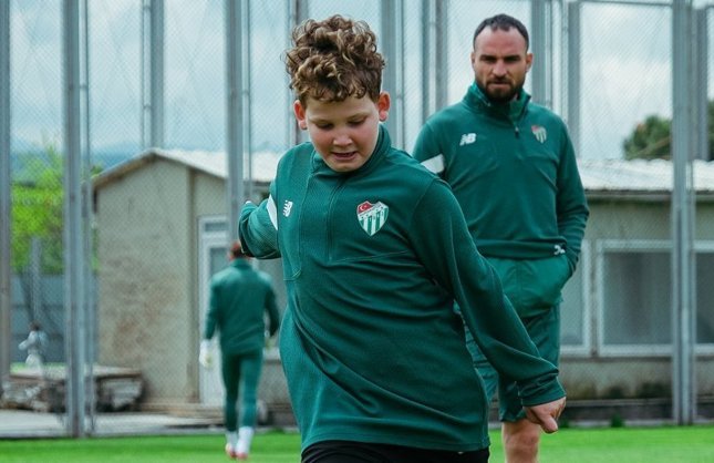 Özlüce’de çifte bayram: Minik Timsahlar sahaya indi