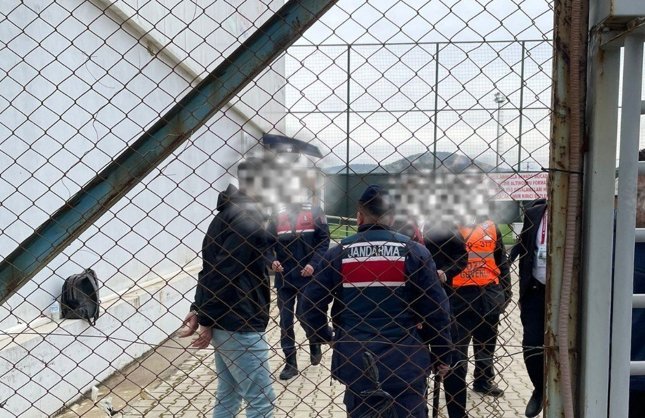 Terör destekçilerine değil, Bursasporlu taraftara ters kelepçe!