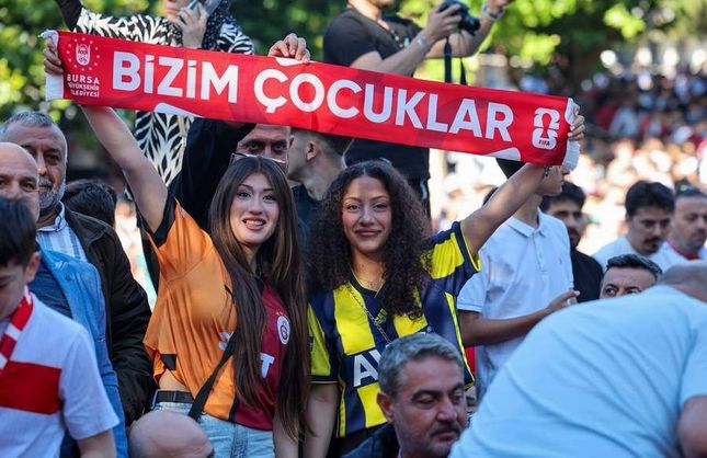 Binlerce Bursalı Orhangazi Meydanı’nda omuz omuza!