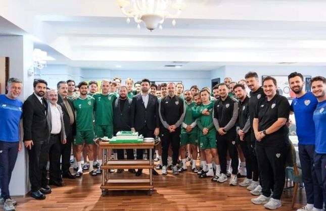 Enes Çelik'e sürpriz kutlama: "Sene sonunda yine o kupa kalkacak"