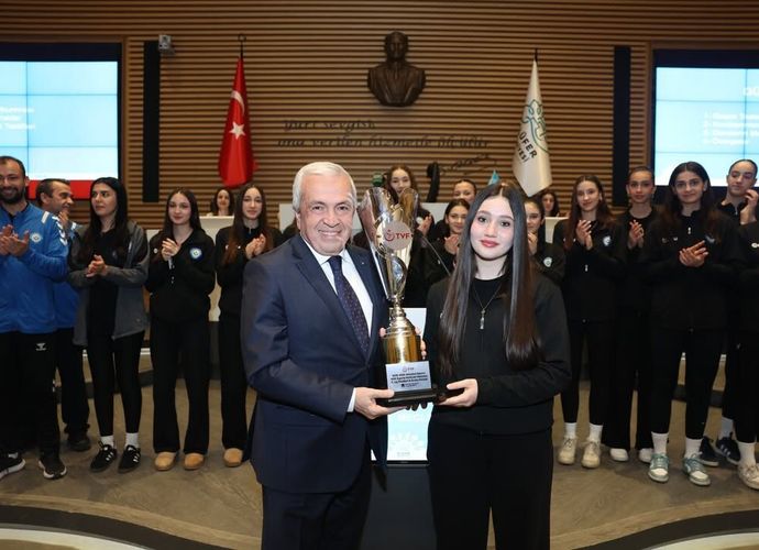 Nilüfer Belediyespor kupayı Şadi Özdemir’e sundu
