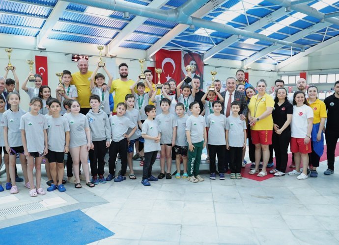 Osmangazi’de 23 Nisan coşkusu havuzda yaşandı