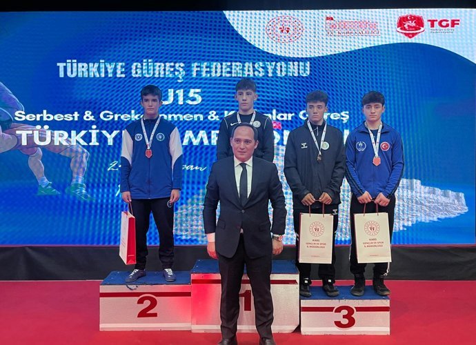 Bursa Büyükşehir’in genç güreşçilerinden madalya çıkarması