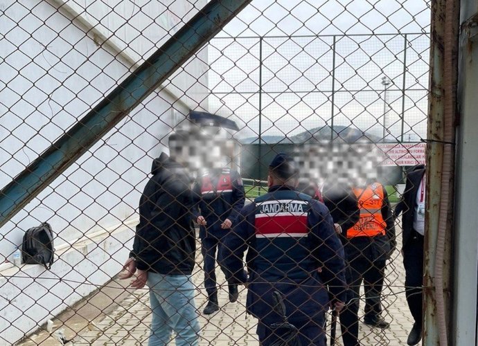 Terör destekçilerine değil, Bursasporlu taraftara ters kelepçe!