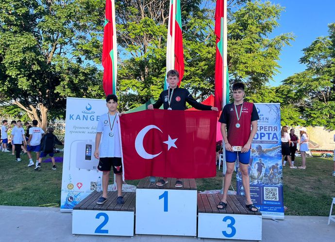 Yıldırımlı genç kulaçlar Avrupa’yı salladı