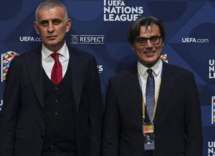 Bursa'da tribünlerden Hacıosmanoğlu ve Montella'ya tepki