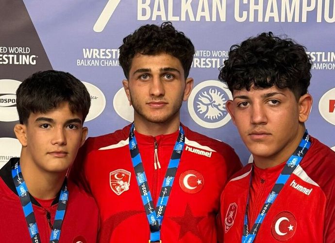 Bursa’nın genç güreşçilerinden Balkan çıkarması