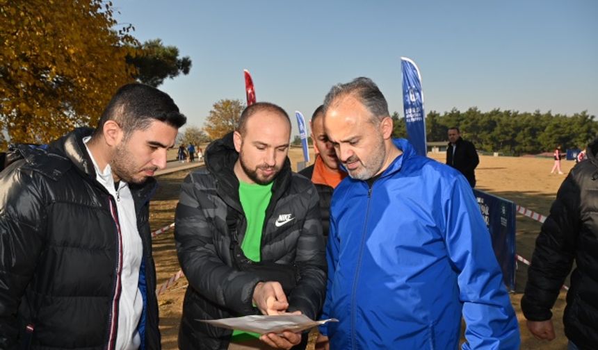 Oryantiring turnuvasında zamana karşı yarış