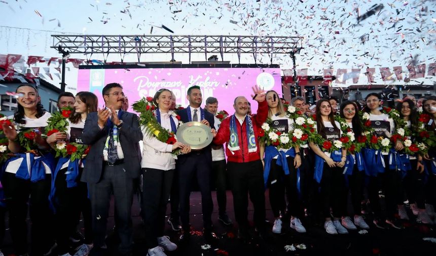 Poyrazın Kızları Mudanya’da şampiyonluğu kutladı