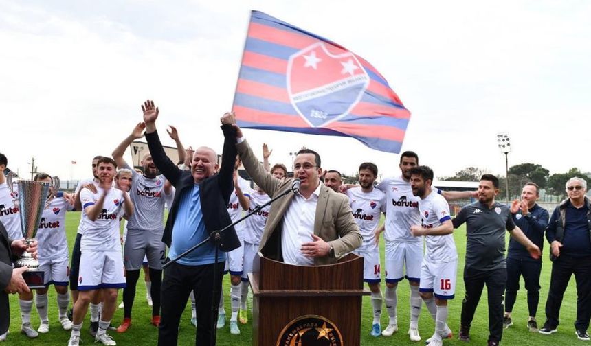 Mustafakemalpaşaspor Belediye kupasını aldı