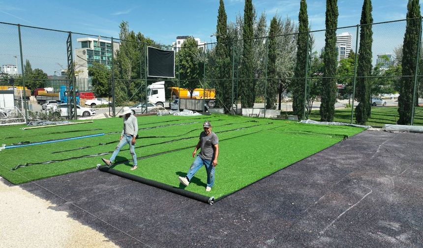 Bursa'da futbol sahaları yenileme çalışmaları sürüyor