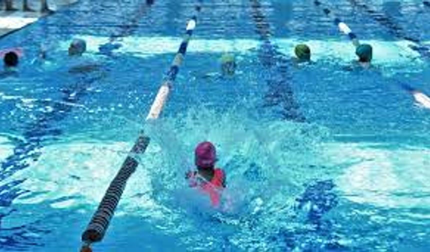 Osmangazi Belediyesi çocuk ve gençlere yüzme öğretiyor